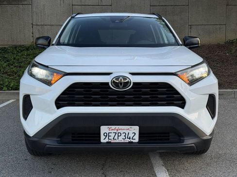 Used 2021 Toyota RAV4 LE FWD image 4
