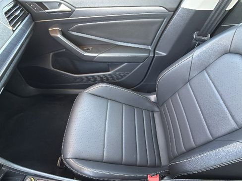 Used 2024 Volkswagen Jetta SE FWD image 19
