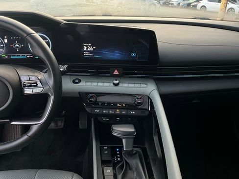 Used 2025 Hyundai Elantra Limited image 15