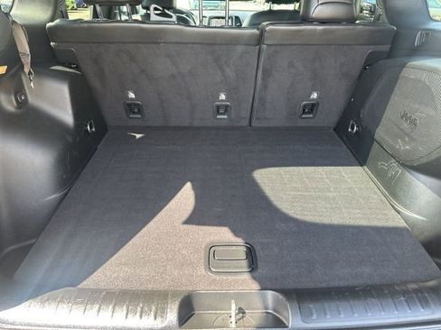 Used 2019 Jeep Cherokee Limited AWD/4WD image 9