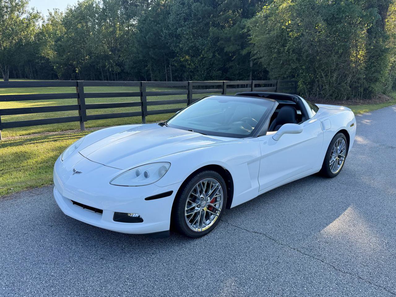 Used 2005 Chevrolet Corvette Coupe w/ Preferred Equipment Group RWD image 2