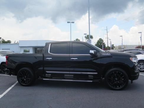 Used 2024 Chevrolet Silverado 1500 High Country w/ Technology Package AWD/4WD image 2
