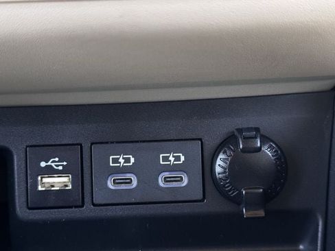 Used 2024 Toyota Highlander Limited FWD image 22