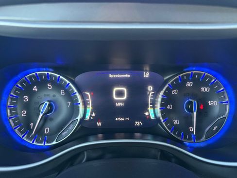 Used 2024 Chrysler Pacifica Touring-L FWD image 23