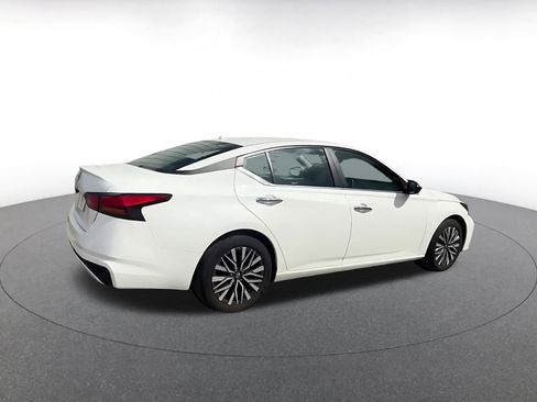 Used 2025 Nissan Altima 2.5 SV FWD image 15