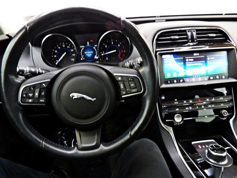 Used 2019 Jaguar XE Premium image 17