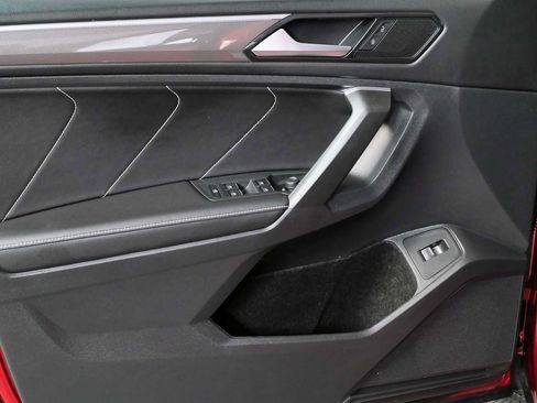 Used 2024 Volkswagen Tiguan SE R-Line image 9