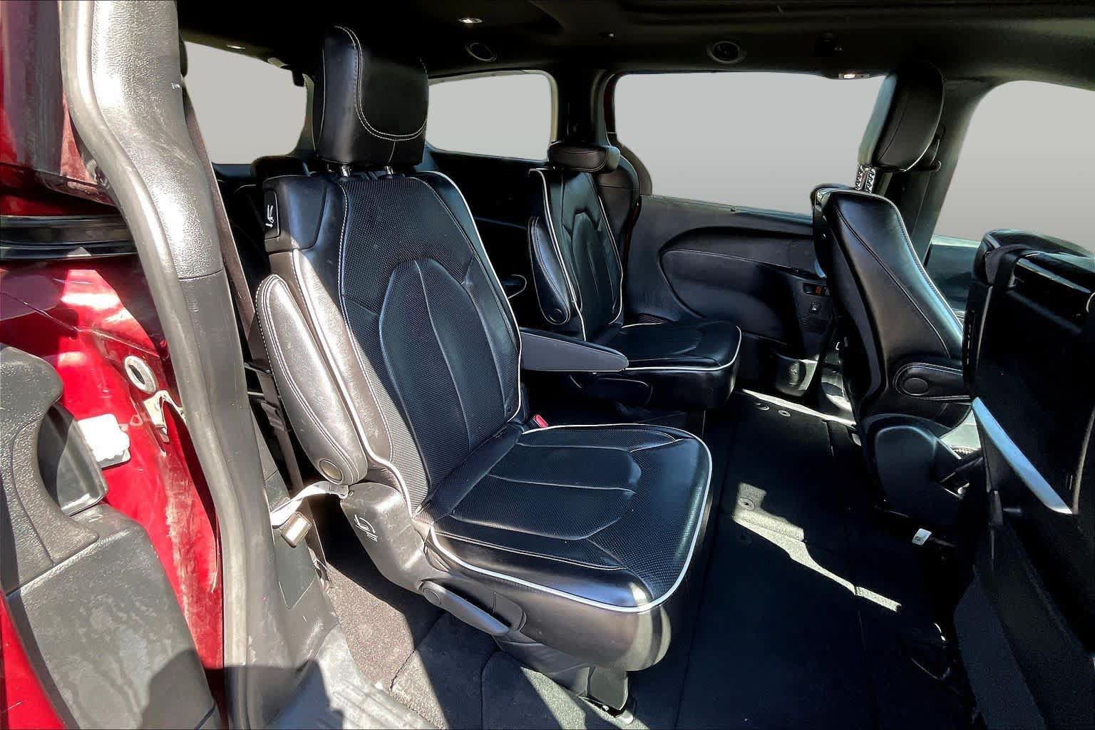 Used 2023 Chrysler Pacifica Limited w/ Uconnect Theater Family Group FWD image 21