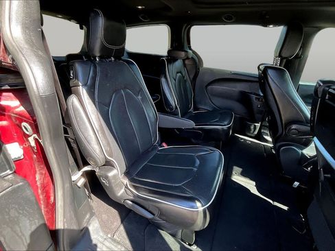 Used 2023 Chrysler Pacifica Limited w/ Uconnect Theater Family Group FWD image 21