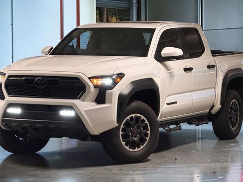 Used 2024 Toyota Tacoma TRD Sport w/ TRD Sport Upgrade Package image 9