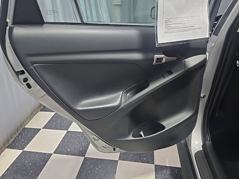 Used 2009 Pontiac Vibe Base w/ Preferred Package image 12