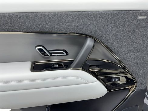 Used 2025 Land Rover Range Rover Sport image 40