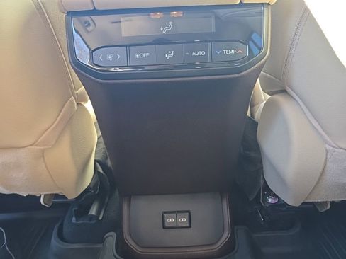 Used 2022 Toyota Highlander XLE image 19