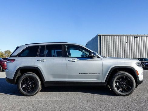 New 2025 Jeep Grand Cherokee Altitude image 5