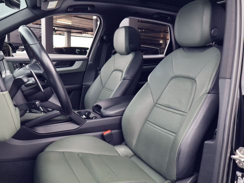Certified 2024 Porsche Cayenne AWD/4WD image 5