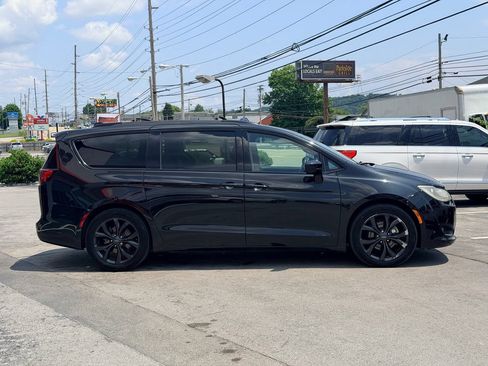 Used 2020 Chrysler Pacifica Touring-L w/ S Appearance Package FWD image 7