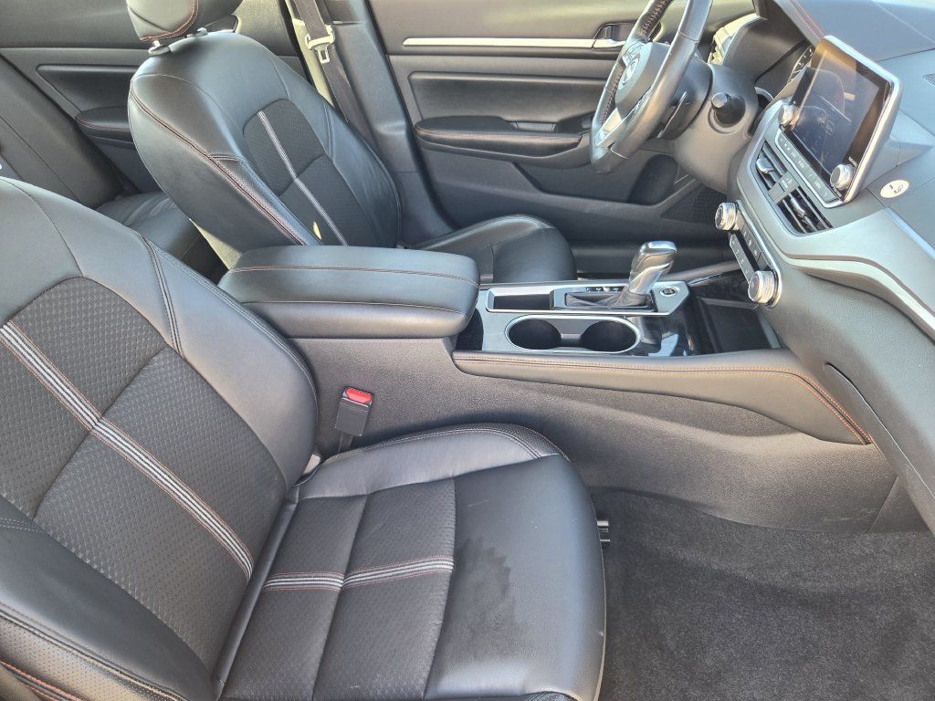 Used 2024 Nissan Altima 2.5 SR FWD image 12