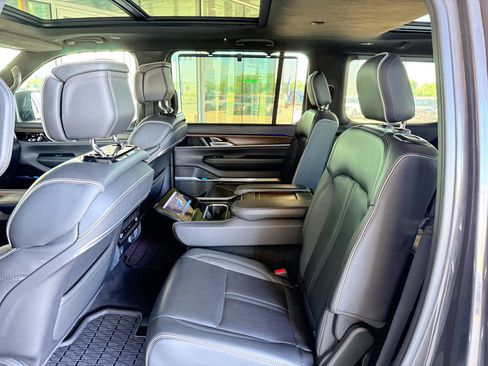 Used 2022 Jeep Grand Wagoneer Series II AWD/4WD image 19