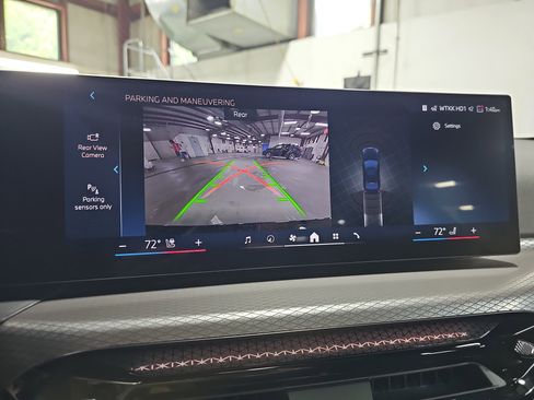 New 2025 BMW 330i xDrive Sedan w/ Convenience Package image 26