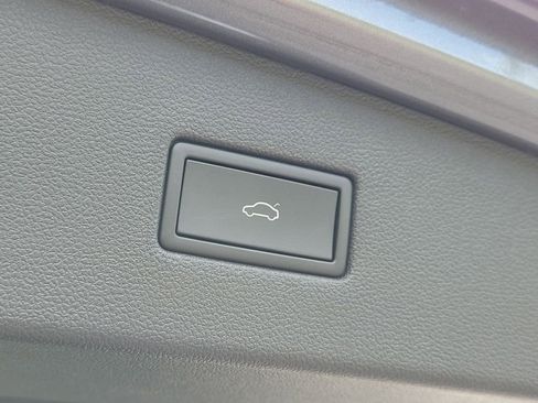 Used 2022 Volkswagen Tiguan SE w/ Panoramic Sunroof Package image 8