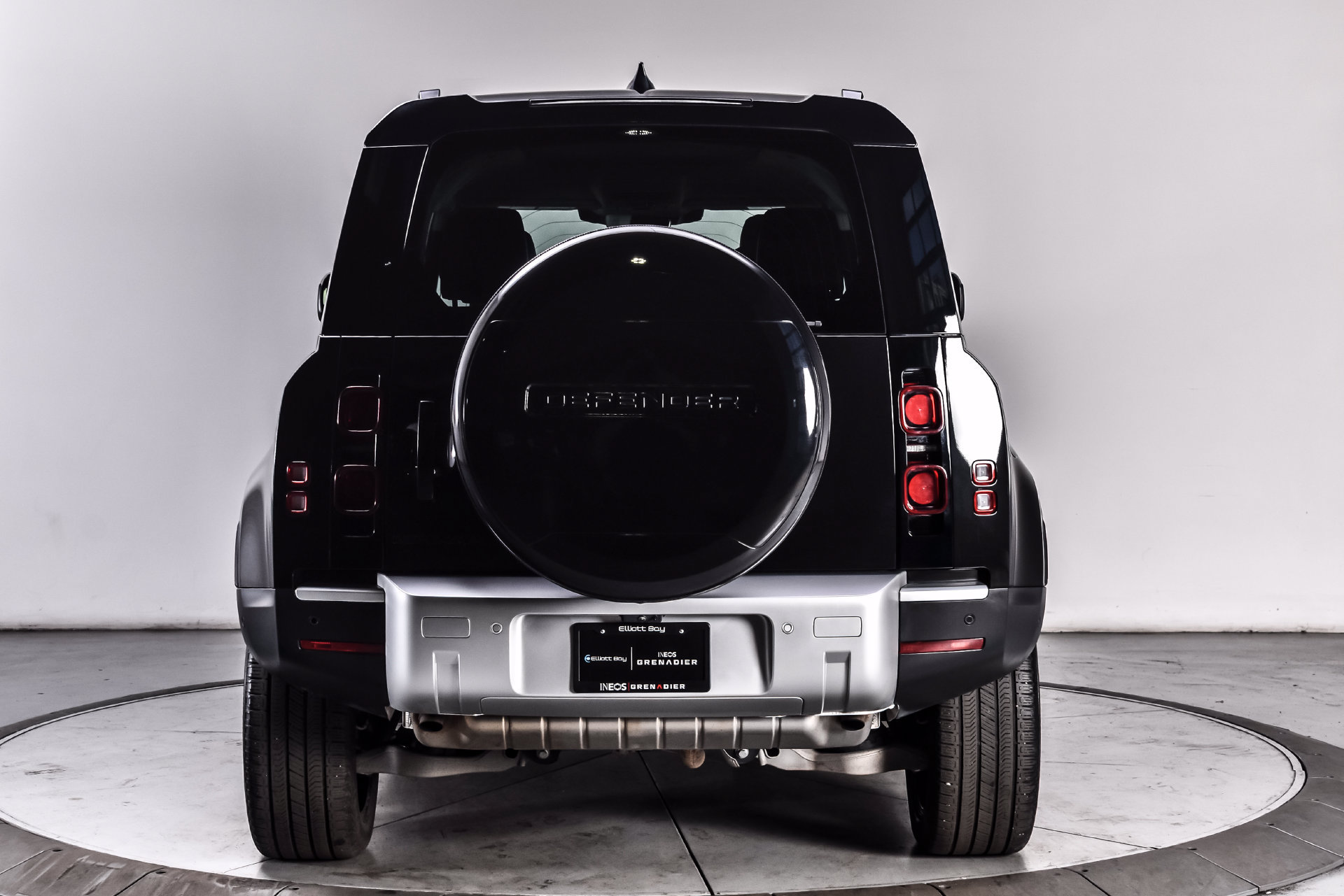 Used 2024 Land Rover Defender 110 S AWD/4WD image 5