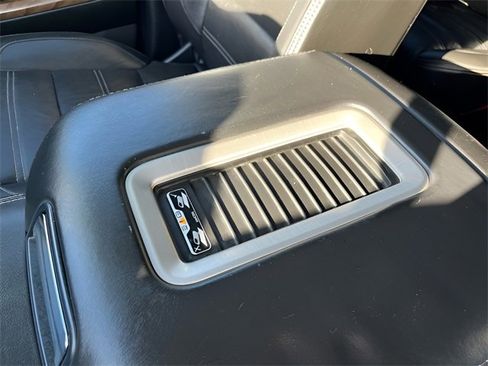 Used 2019 GMC Yukon XL Denali image 22