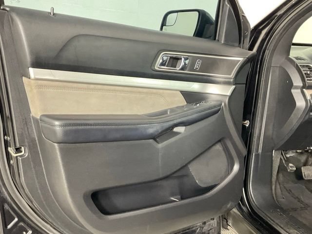 Used 2017 Ford Explorer XLT w/ Equipment Group 202A AWD/4WD image 11