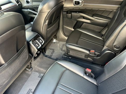 Used 2023 Kia Sorento SX AWD/4WD image 16