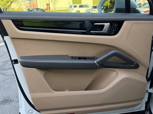 Used 2021 Porsche Cayenne image 23