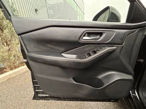 Used 2024 Nissan Rogue SV image 25