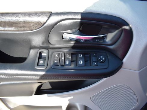 Used 2020 Dodge Grand Caravan SE w/ UConnect Hands-Free Group image 14