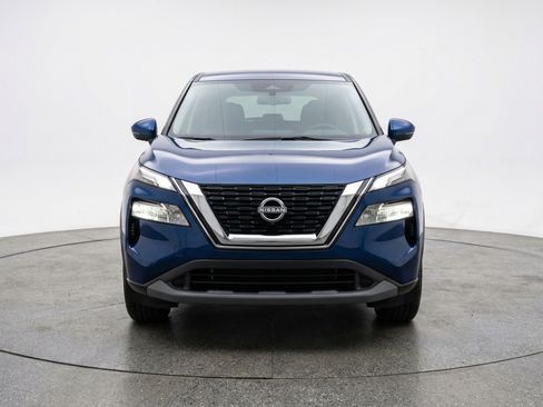 Used 2025 Nissan Rogue SV image 2