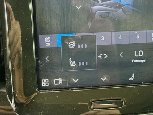 Used 2023 Volvo XC40 B4 Plus w/ Driver Assist Package image 23