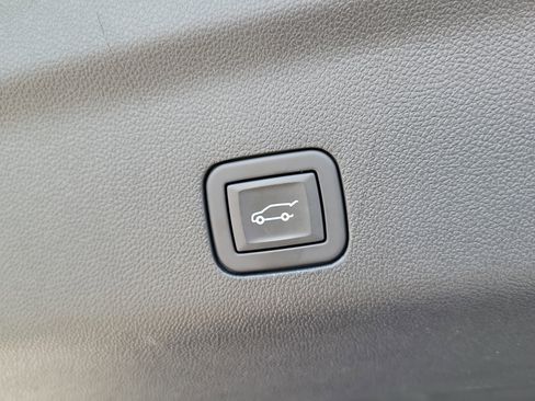 Used 2024 GMC Yukon Denali w/ Advanced Technology Package AWD/4WD image 9