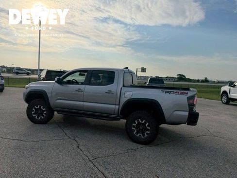 Used 2017 Toyota Tacoma TRD Off-Road w/ Tow Package (A/T) AWD/4WD image 9