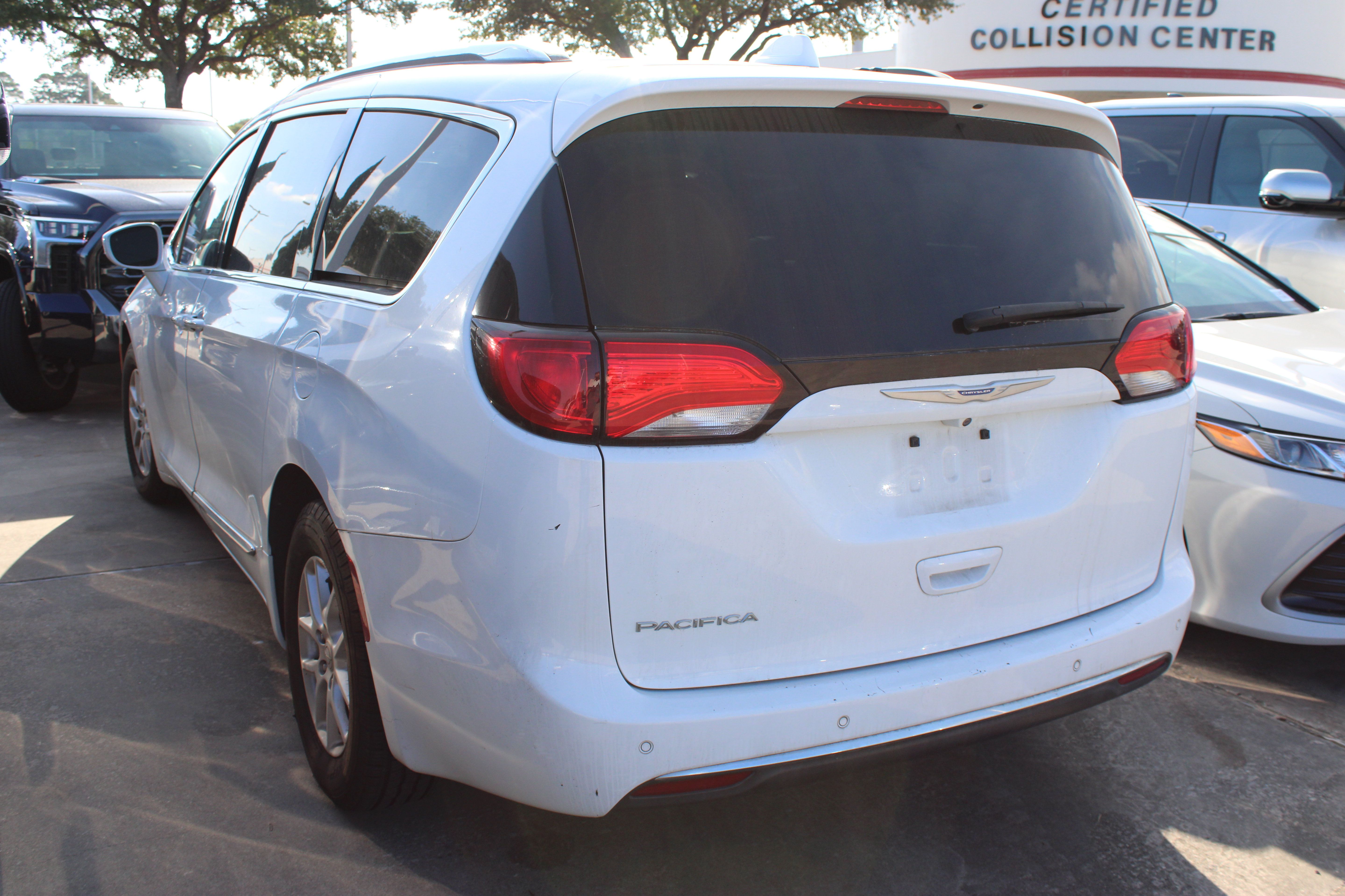 Used 2020 Chrysler Pacifica Touring-L FWD image 5