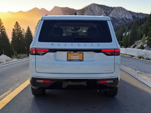 Used 2024 Jeep Wagoneer L Series II image 6