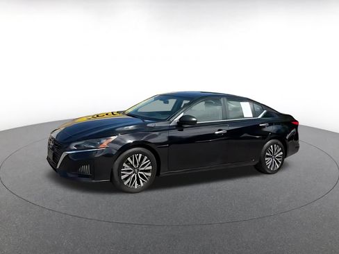 Used 2025 Nissan Altima 2.5 SV FWD image 8