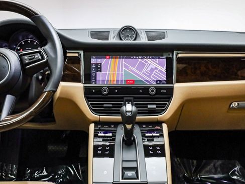 Certified 2025 Porsche Macan image 17