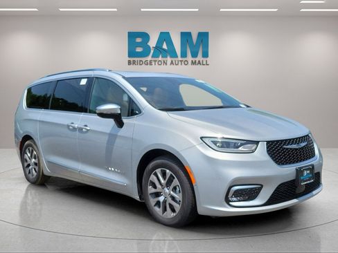New 2023 Chrysler Pacifica Pinnacle image 1