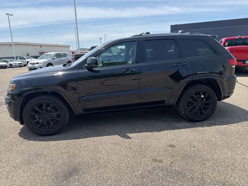 Used 2020 Jeep Grand Cherokee Altitude AWD/4WD image 4