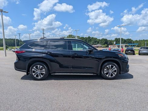 Used 2022 Toyota Highlander XLE FWD image 6