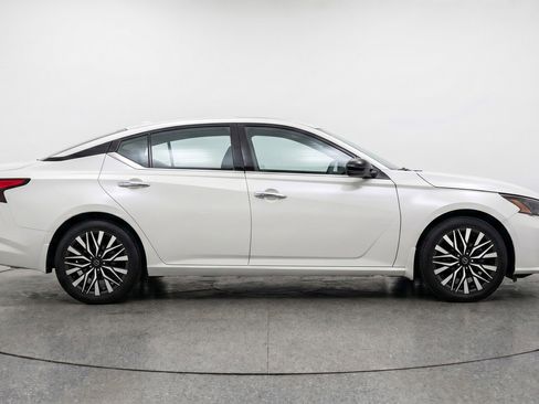 Used 2025 Nissan Altima 2.5 SV FWD image 11