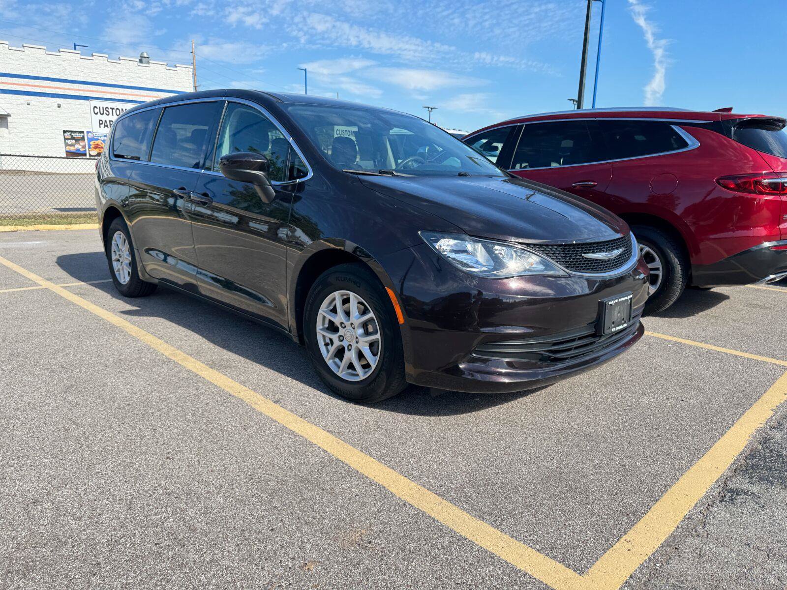 Used 2017 Chrysler Pacifica Touring FWD image 3