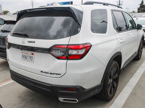 Certified 2025 Honda Pilot Black Edition image 5