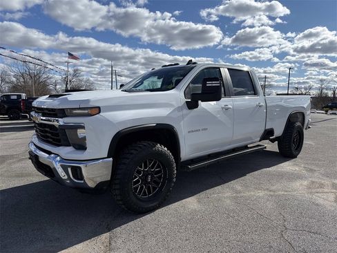 Used 2024 Chevrolet Silverado 2500 LT w/ Convenience Package image 2