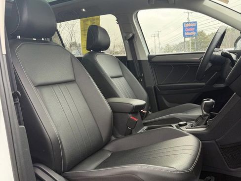 Used 2023 Volkswagen Tiguan SE w/ Panoramic Sunroof Package image 13
