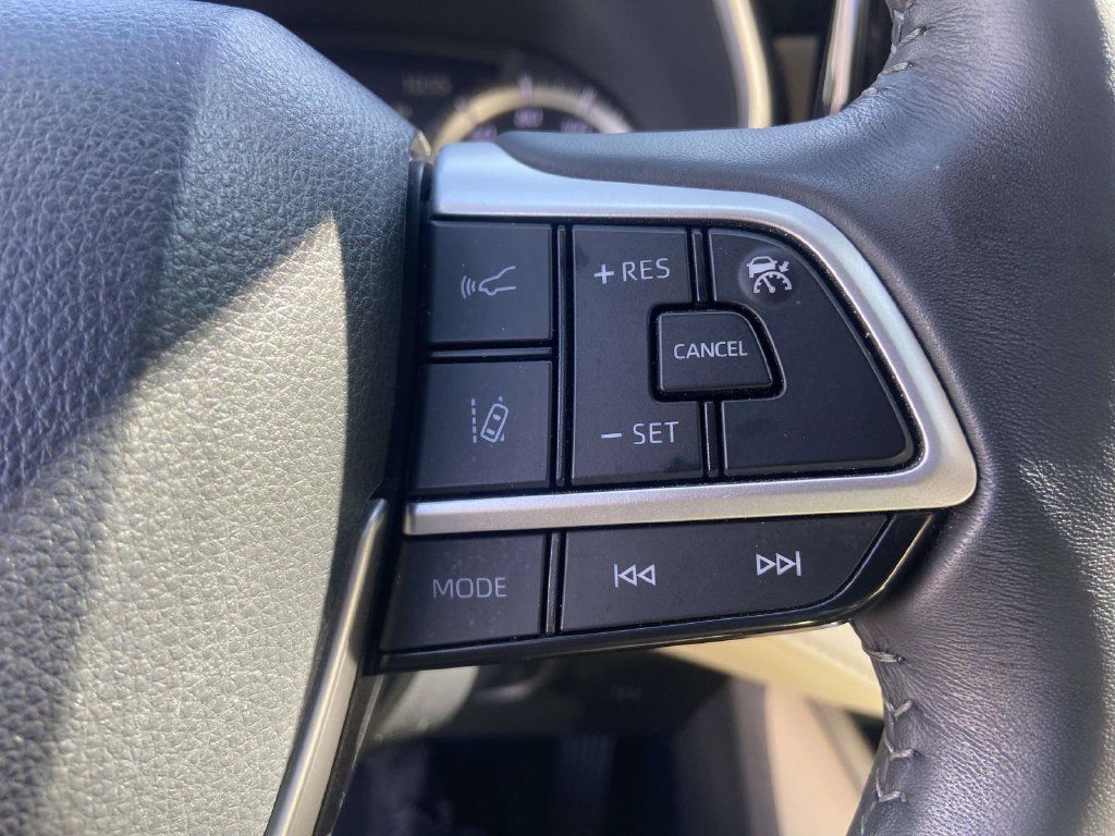 Used 2024 Toyota Highlander XLE FWD image 31