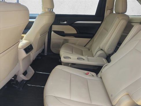 Used 2015 Toyota Highlander XLE FWD image 18