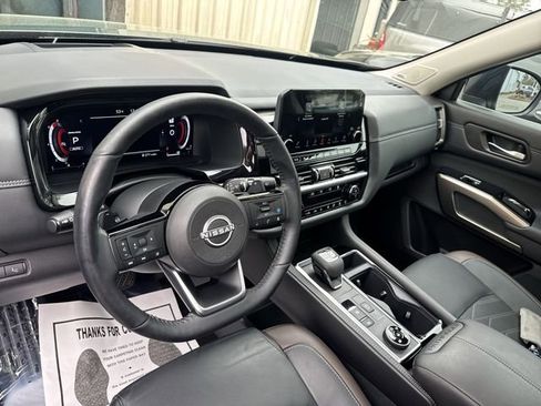 Used 2024 Nissan Pathfinder Platinum image 17